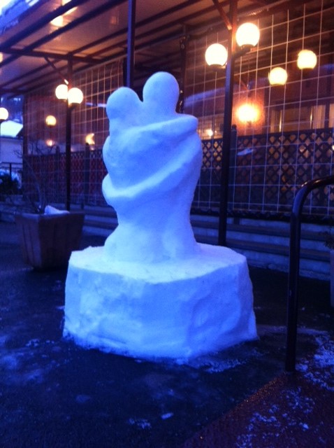 L  Abbraccio  scultura neve e ghiaccio